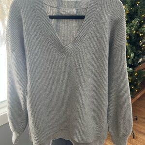 Wild Sky Women's Gray V-Neck Ribbed Sweater